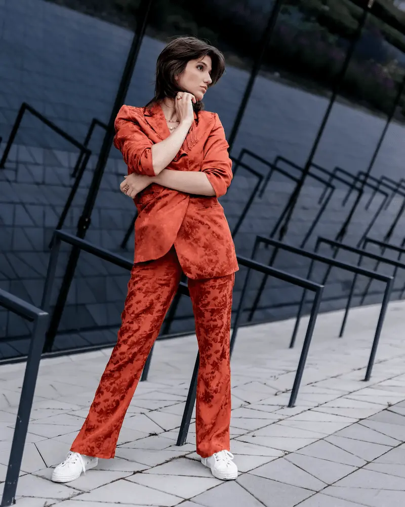 Stylist üvegépület előtt