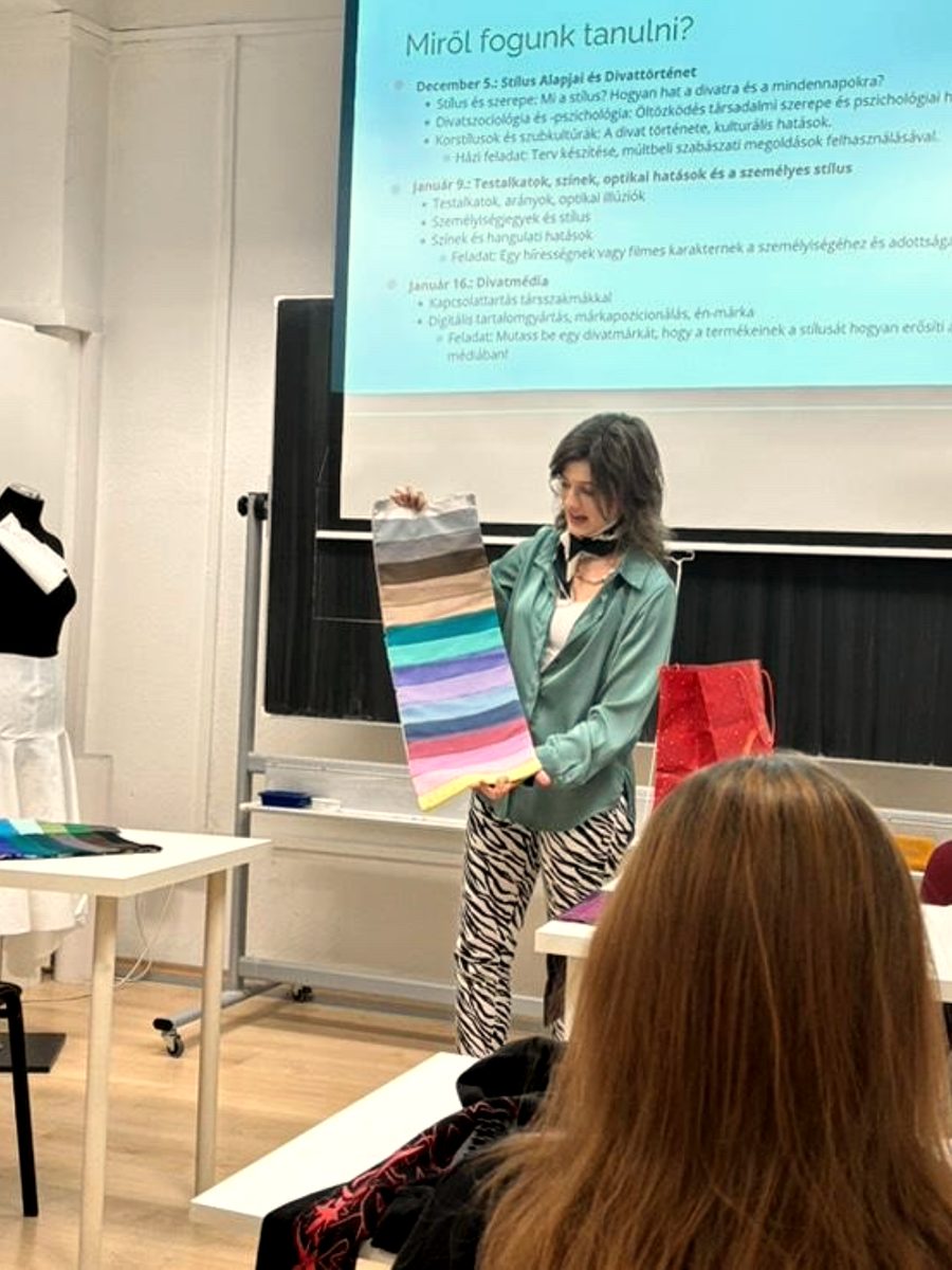 Bálint Sára divatoktató a Budapesti Divatiskolában